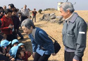 Emperor, empress take walk along Hayama coastal area